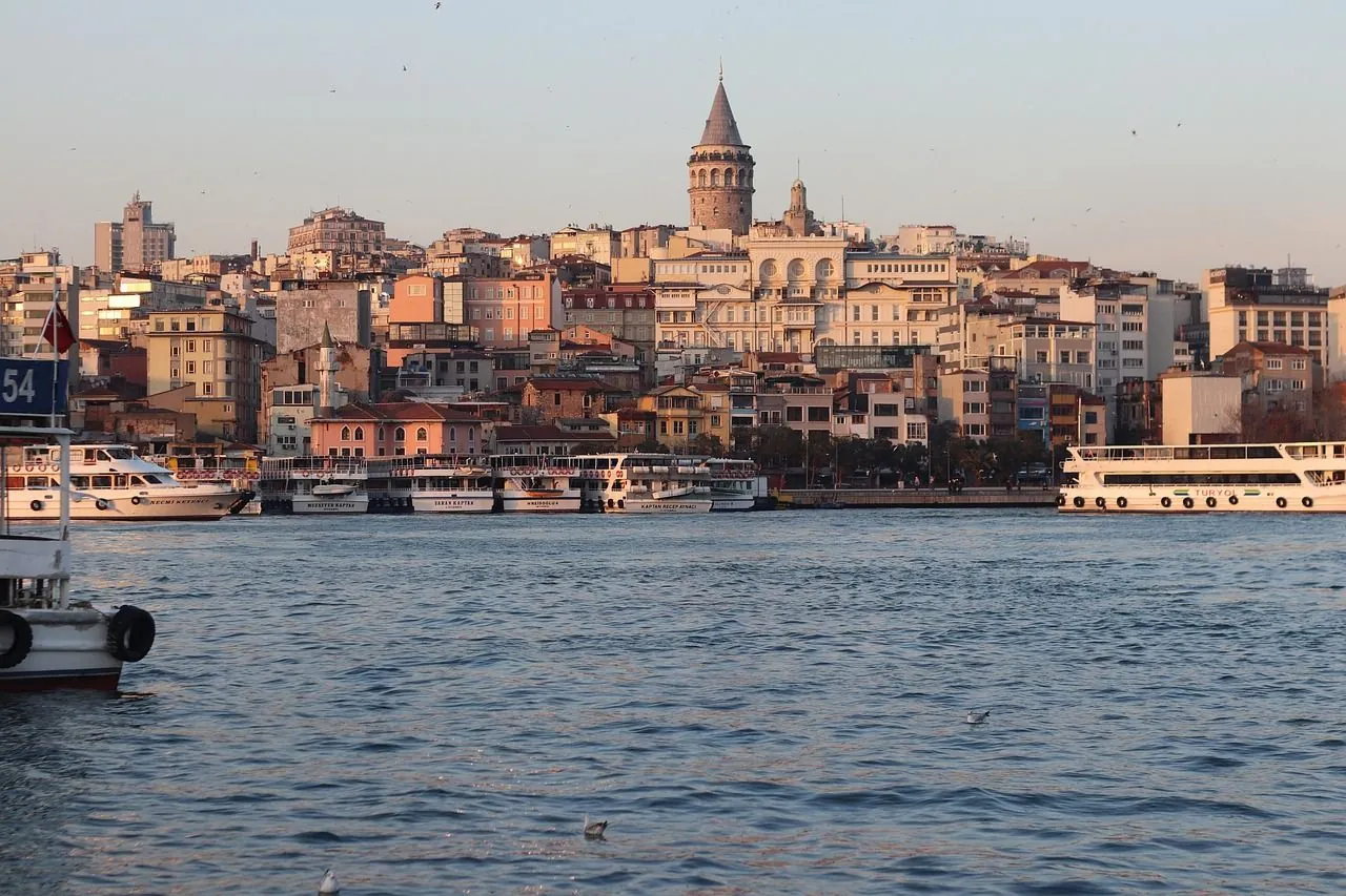 Boğaz kıyısından Galata ve çevresinin görünümü