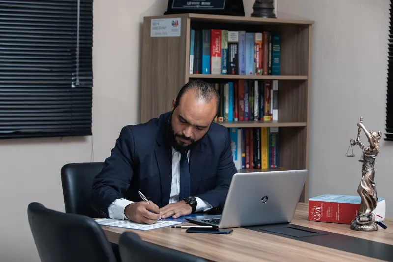 Büro masasında dosya inceleyen avukat