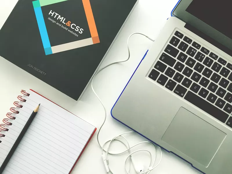 Dizüstü bilgisayarda web sitesi tasarımı