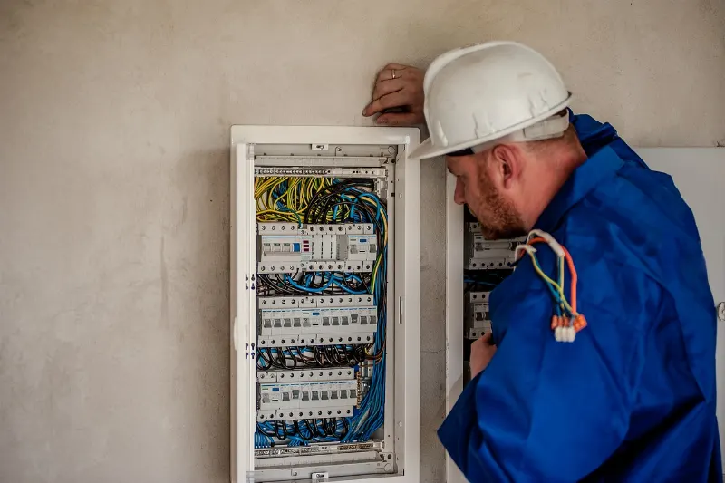 Elektrik panosunda çalışan teknisyen
