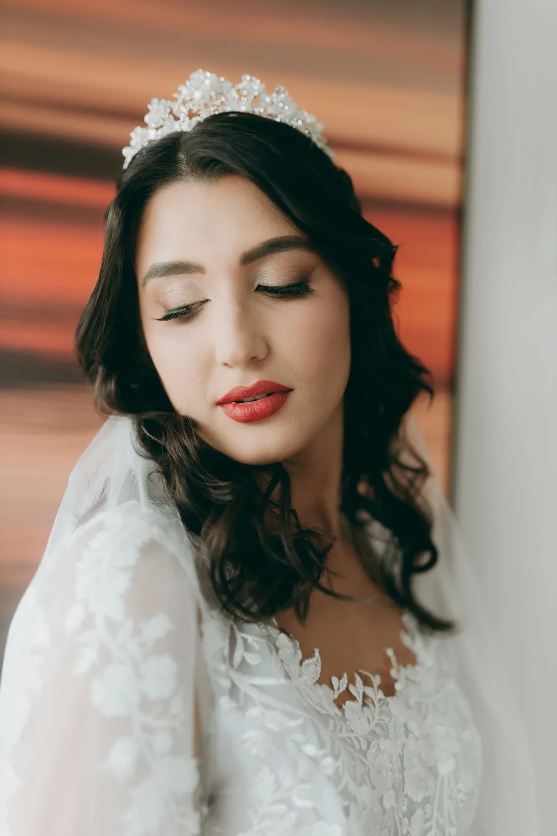 Gelinliği ve tacıyla gülümseyen gelin