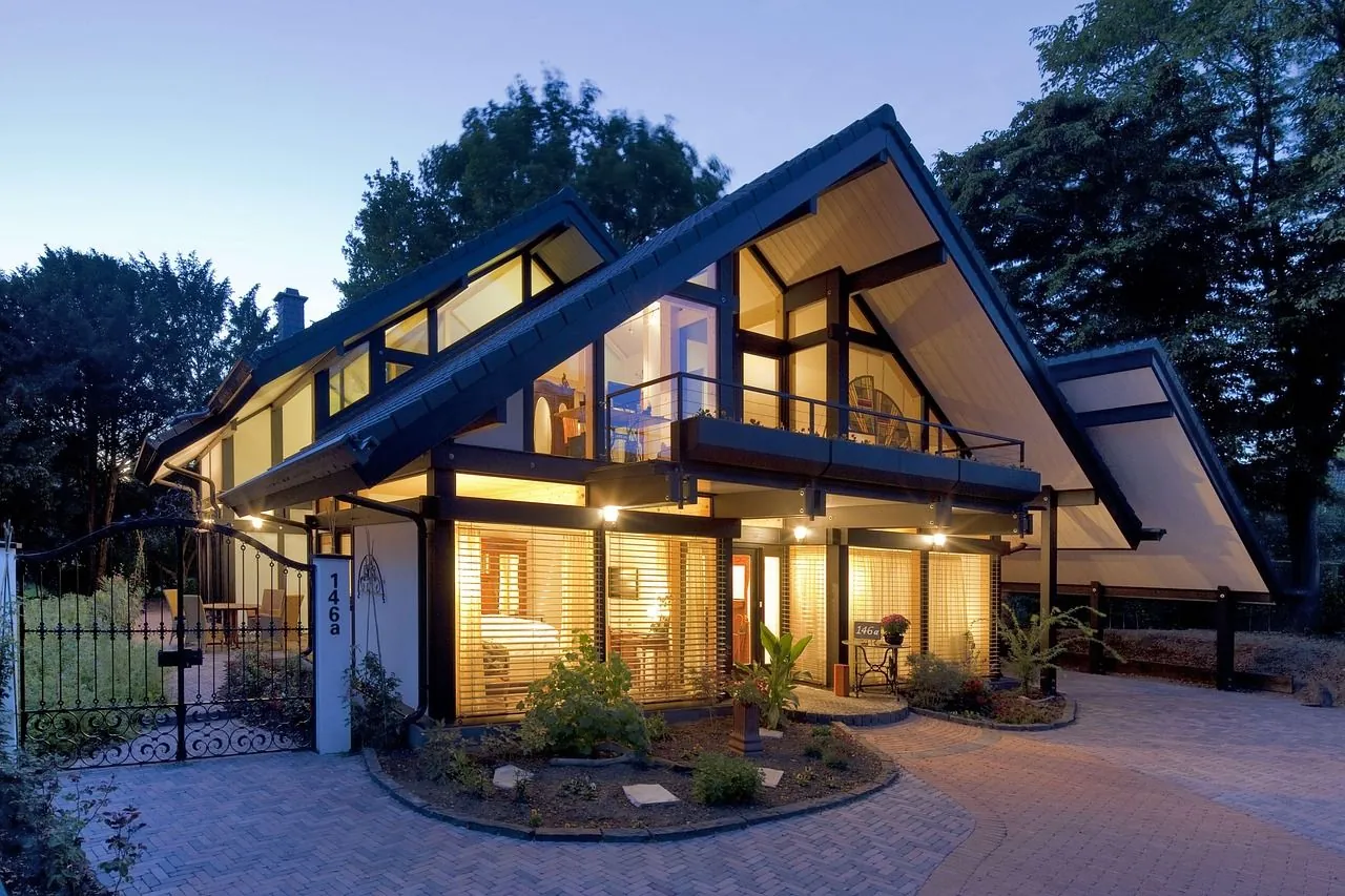 Müstakil modern villa, akşam ışığında aydınlatılmış cam cepheler