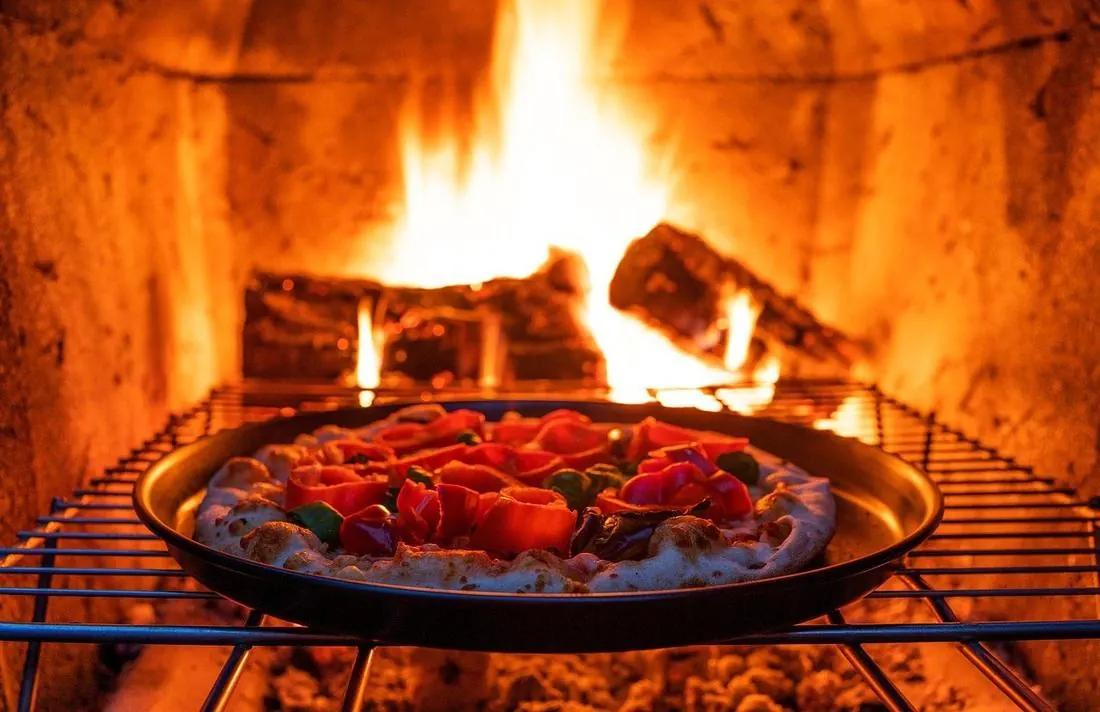 Odun ateşinde pizza