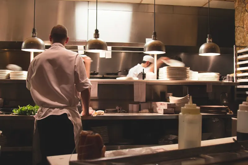 Restoran mutfağında çalışan aşçılar