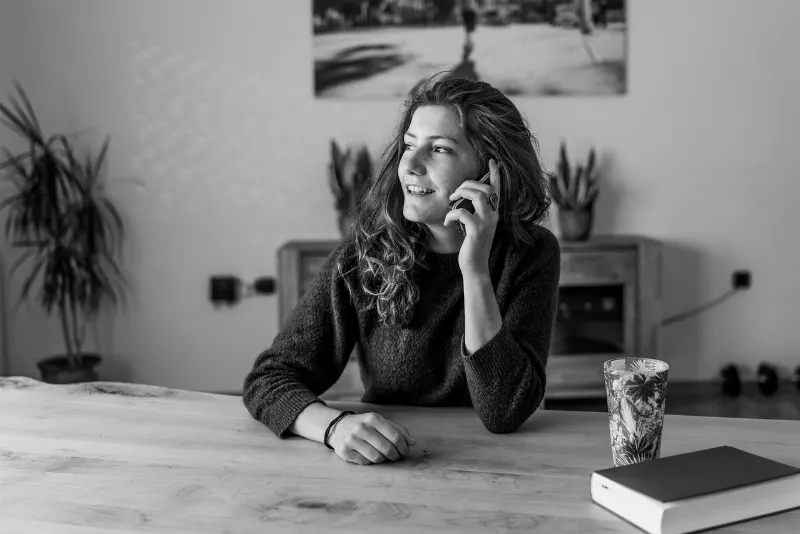 Telefonla görüşürken bekleyen kadın