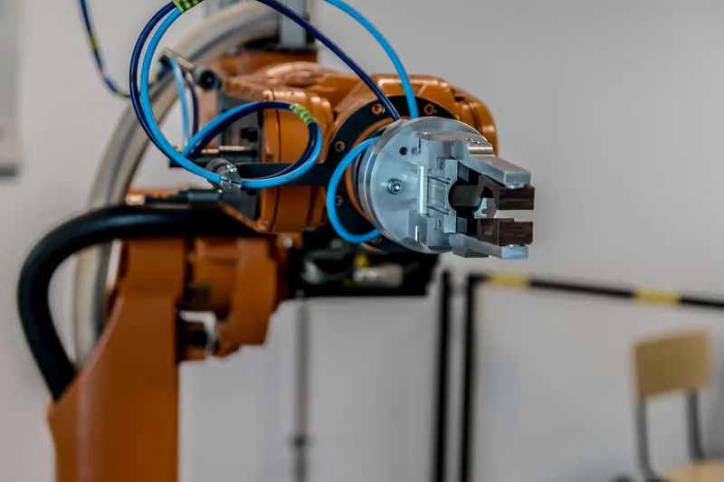 Üretim hattında çalışan robot kol