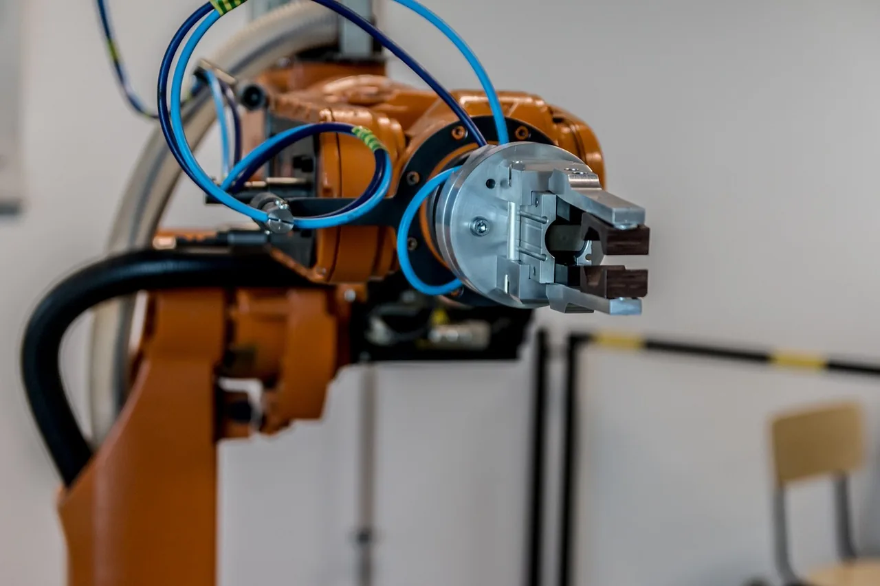 Üretim hattında çalışan robot kol